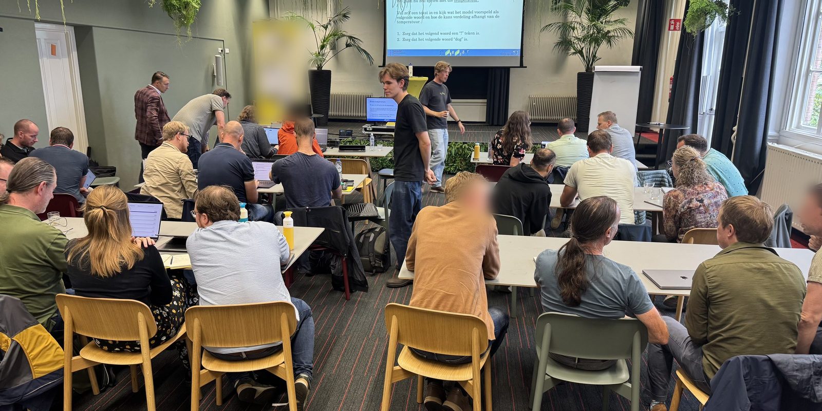 Ezra en Jochem geven een Grip op AI-workshop voor een technisch publiek