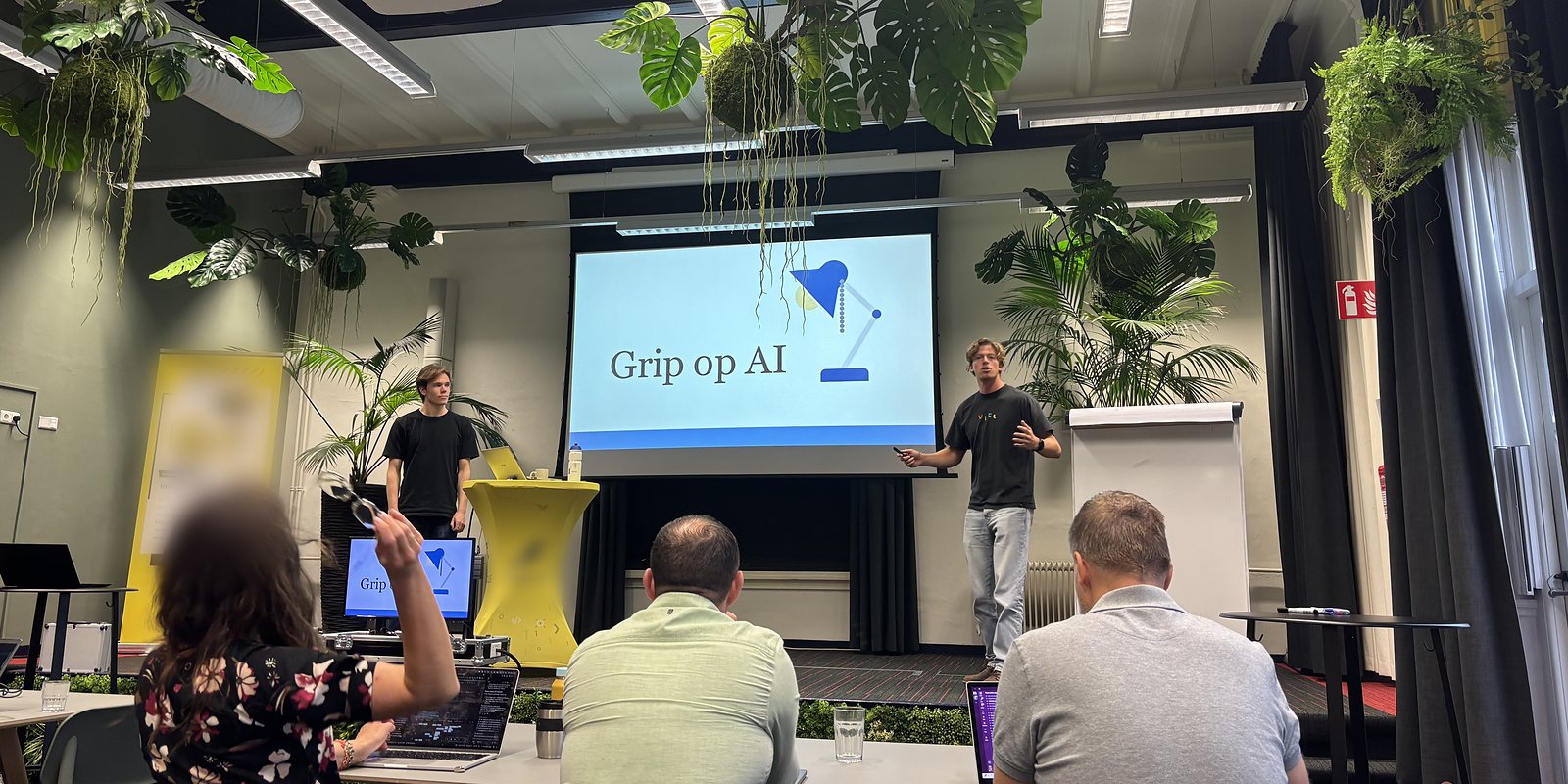 Ezra en Jochem geven een Grip op AI-workshop voor een technisch publiek